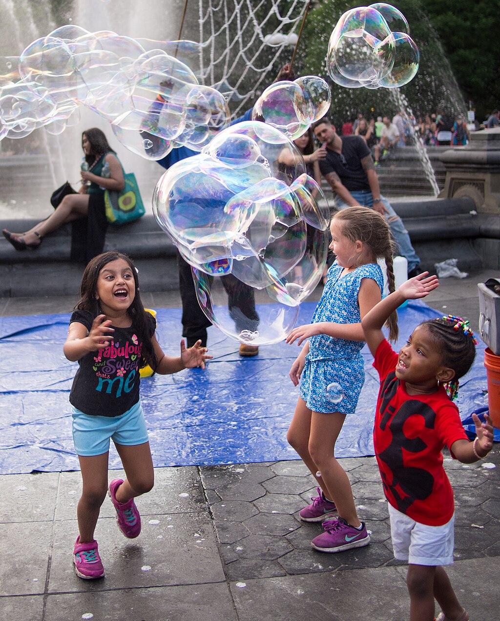 1024px-bubblesinwashingtonsquarepark01049.jpg
