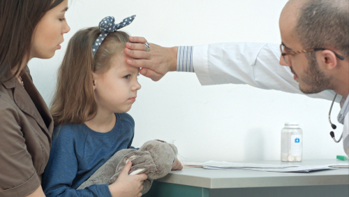Child visit the doctor with her mother